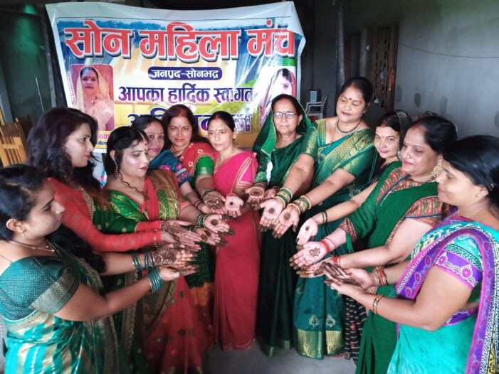 तीज मेहंदी उत्सव-सजाई मेहंदी और थिरकीं महिलाएं