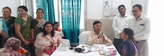 नेत्र परीक्षण कैंप लगा बांटी आवश्यक दवाइयाँ