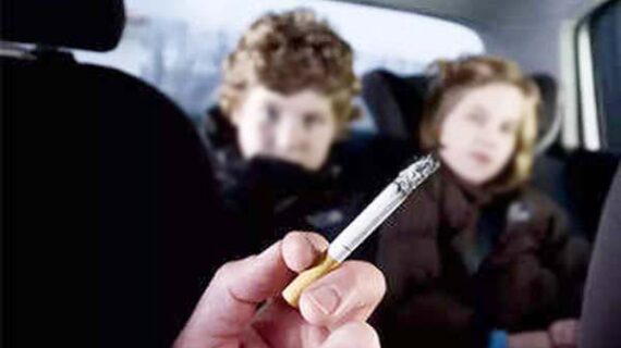 धूम्रपान करने वाले व्यक्ति के आसपास रहने वाले लोगों को कैंसर का अधिक खतरा