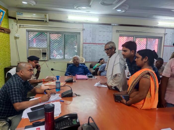 12 अनुपस्थित अधिकारियों का का वेतन रोका 12 अनुपस्थित अधिकारियों का का वेतन रोका