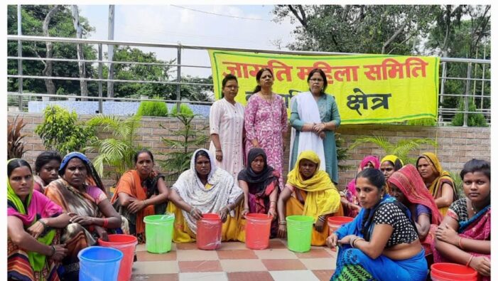 जागृति महिला समिति ने बैगा बस्ती में बांटी स्वच्छता किट