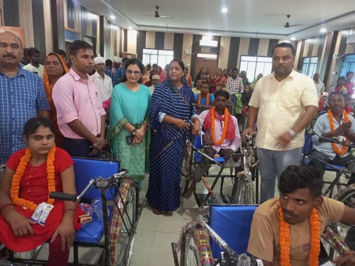 वितरित की गयी 112 ट्राईसाइकिल