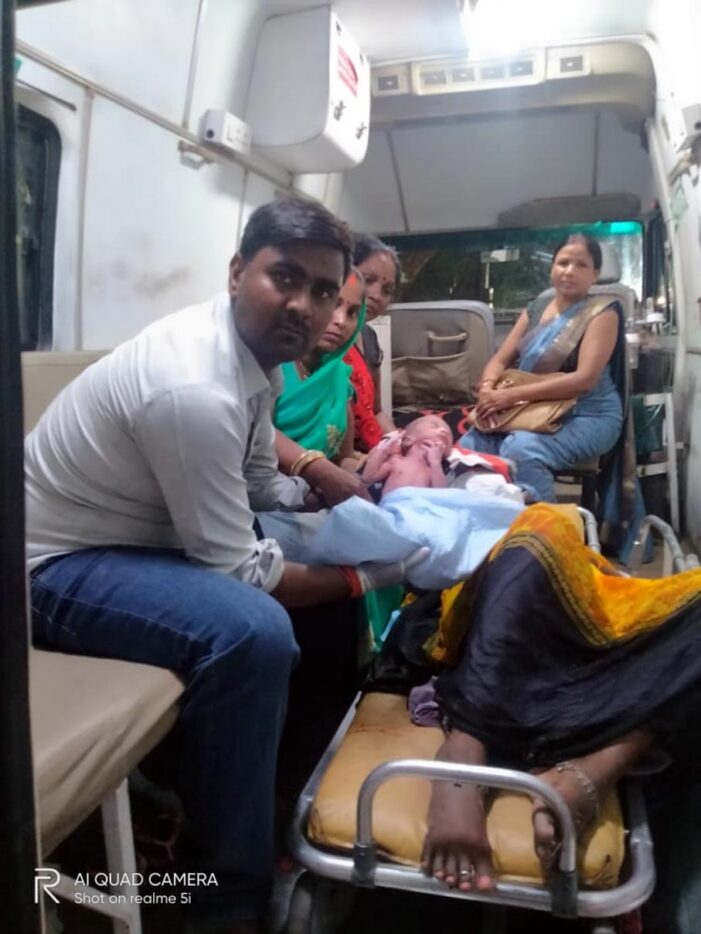 महिला ने एम्बुलेंस में बच्ची का जन्म दिया