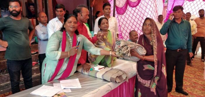 डिप्टी कमिश्नर ने गरीबों को कंबल बांटा डिप्टी कमिश्नर ने गरीबों को कंबल बांटा