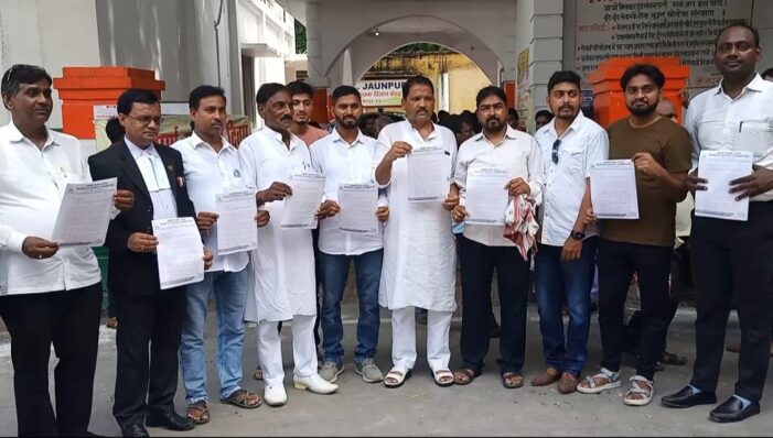 मरकज़ी सीरत कमेटी ने जिलाधिकारी को सौंपा ज्ञापन
