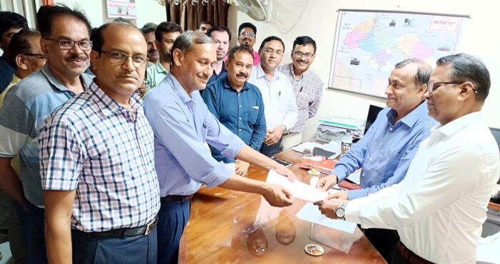 मांगों को लेकर भारतीय मजदूर संघ ने दिया धरना मांगों को लेकर भारतीय मजदूर संघ ने दिया धरना
