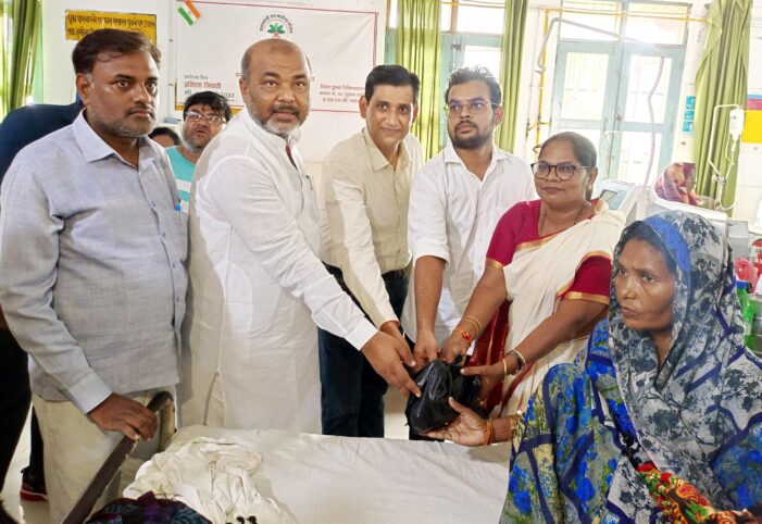 पूर्व मंत्री की जयंती पर मरीजों को बांटे फल