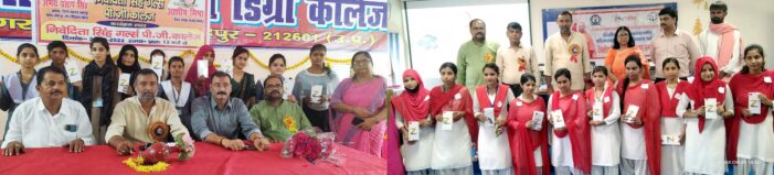 छात्राओं को मिले स्मार्ट फोन, खिल उठे चेहरे