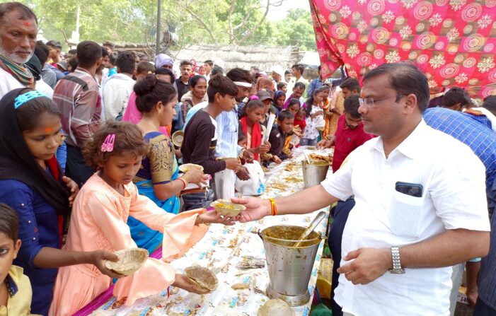 भंडारा व झांकी कार्यक्रम में उमड़े श्रद्धालु