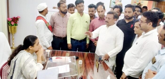 टोल टैक्स संचालकों की मनमानी के विरोध में पत्रकारों ने किया प्रदर्शन