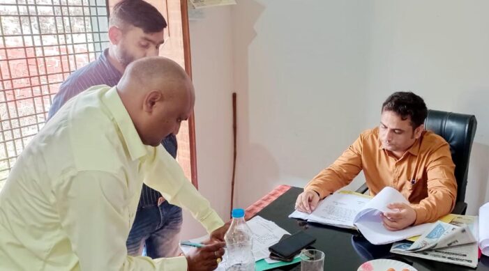 मदरसा प्रकरण की जांच को पहुंची टीम ने खंगाले दस्तावेज़