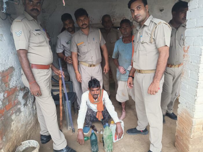 आबकारी टीम की ताबड़तोड़ छापेमारी आबकारी टीम की ताबड़तोड़ छापेमारी