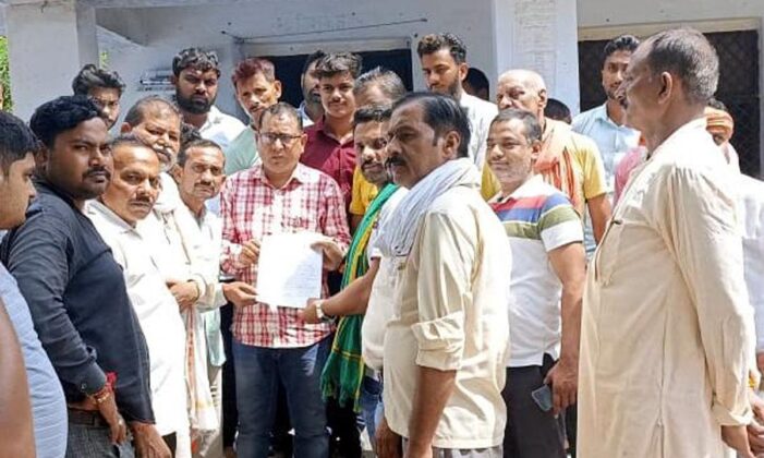 दूषित पानी को लेकर किसान यूनियन व व्यापार मंडल ने दिया धरना