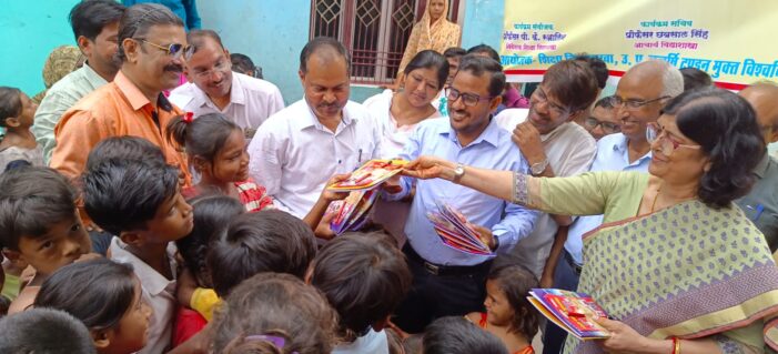 कुलपति ने मलिन बस्ती में बच्चों को बांटी पेंसिल और किताबें