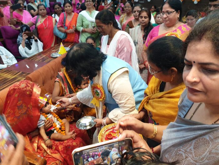 वंदना की गोद भराई और लवी के अन्नप्राशन के साथ शुरू हुआ कार्यक्रम वंदना की गोद भराई और लवी के अन्नप्राशन के साथ शुरू हुआ कार्यक्रम
