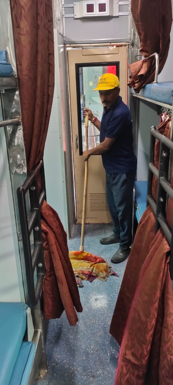 स्वच्छता पखवाडा के अंतर्गत प्रयागराज मंडल में मनाया गया स्वच्छ रेलगाड़ी दिवस