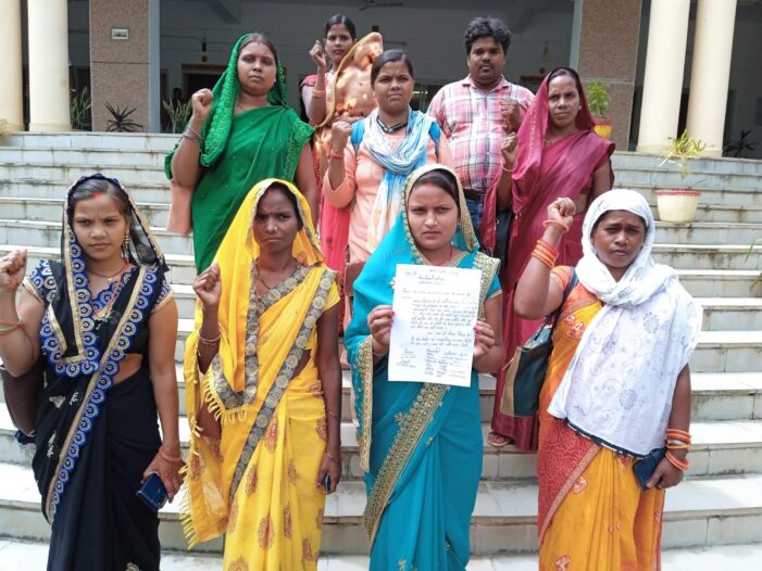 मानदेय व सामग्री उठान भाड़ा को लेकर स्वयं सहायक समूह की महिलाओं ने किया प्रदर्शन