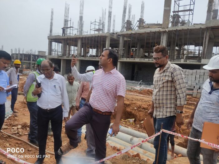 डीएम ने मेडिकल कालेज समेत नगर पालिका क्षेत्र के विभिन्न वार्डाे का किया औचक निरीक्षण