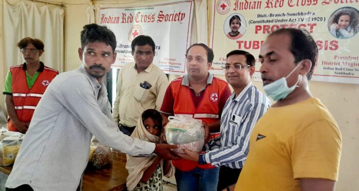 मरीजों में बाटे गए पौष्टिक आहार तो छात्रों को छाता हुआ वितरण