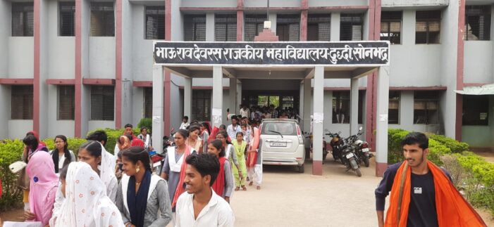 सैकड़ों छात्र प्रवेश से वंचित, सीट वृद्धि की मांग हुई तेज