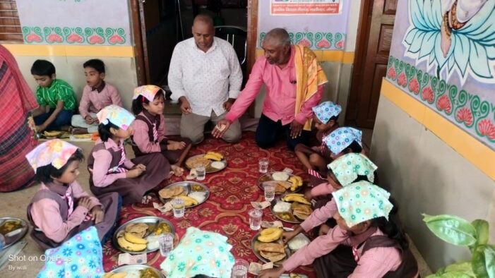 कन्या पूजन कर, प्रसाद वितरण