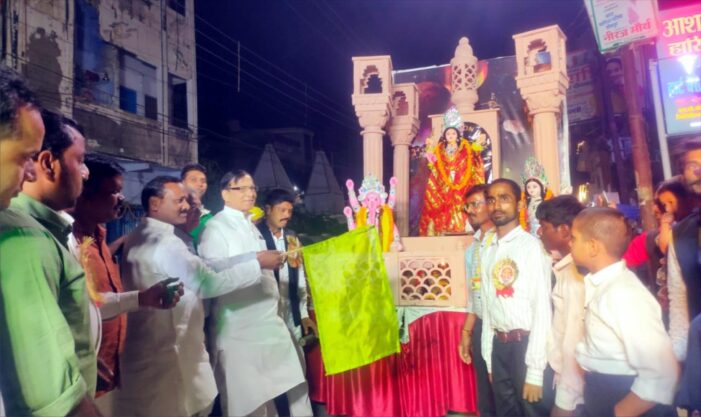 शोभायात्रा निकालकर लक्ष्मी प्रतिमाओं का विसर्ज
