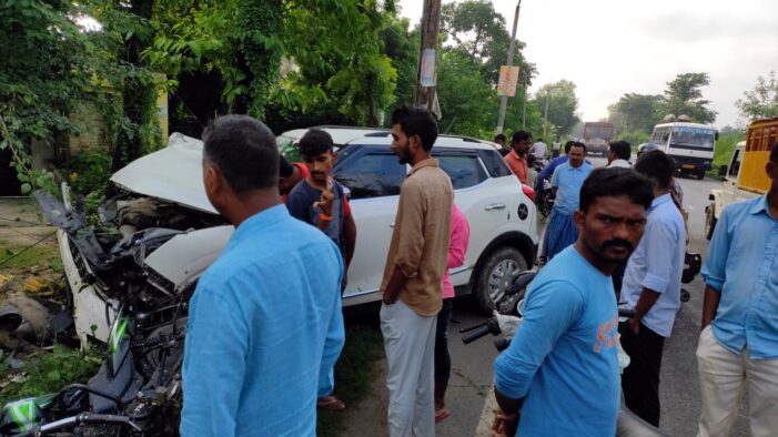 कार की टक्कर से बाइक सवार दो भइयों की मौत