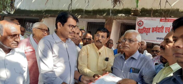 मांगों को लेकर पेंशनरों ने किया प्रदर्शन