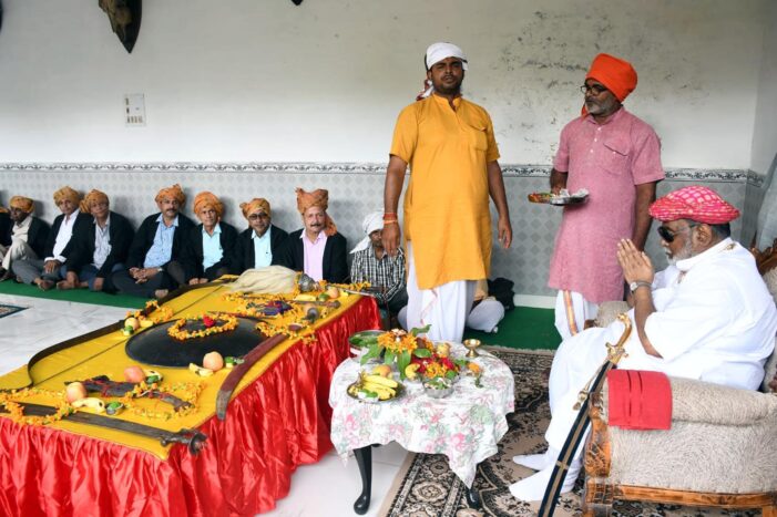 राजा की हवेली में पांच पंडितों ने कराया शस्त्र पूजन