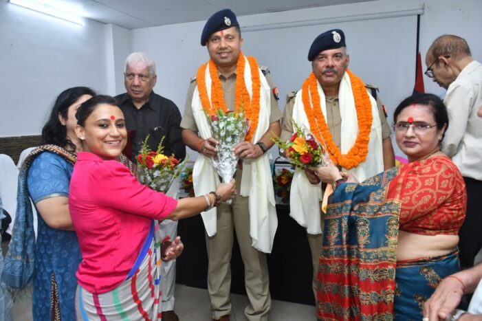 आज पुलिस लाइन में ७० पुलिस कर्मियों को प्रयाग व्यापार मंडल द्वारा सम्मानित किया गया आज पुलिस लाइन में ७० पुलिस कर्मियों को प्रयाग व्यापार मंडल द्वारा सम्मानित किया गया