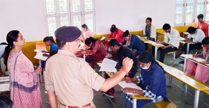 पीईटी परीक्षा केंद्रों का डीएम-एसपी ने किया दौरा