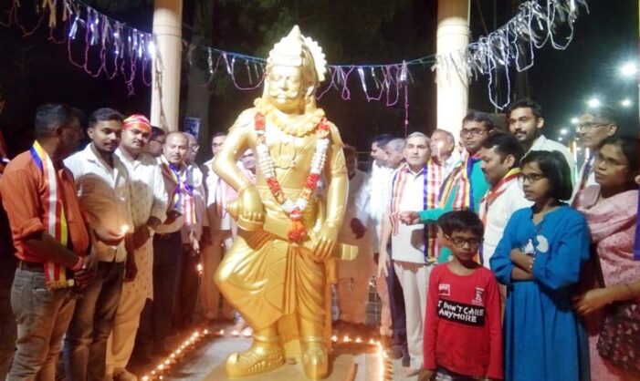 सम्राट अशोक की प्रतिमा पर 563 दीपों का किया दीपदान