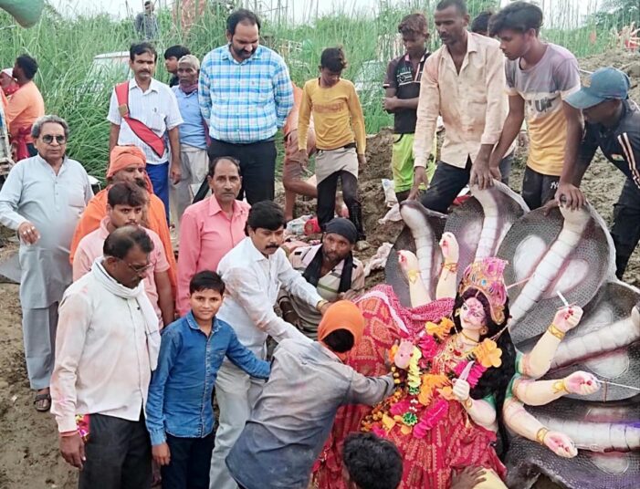 नम आंखों से मां दुर्गा की मूर्तियों का विसर्जन