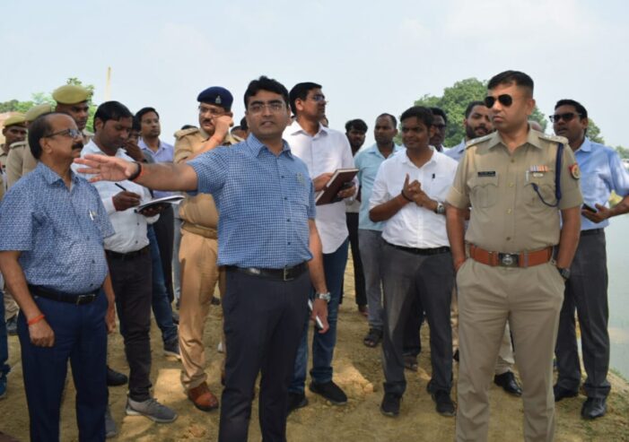आईजी, जिलाधिकारी तथा वरिष्ठ पुलिस अधीक्षक ने अंदावा में बने मूर्ति विसर्जन स्थल का किया निरीक्षण