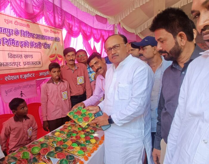 गांव को सशक्त करने के लिए प्रधान और अध्यापक दोनों को मिलकर नींव को मजबूत करें तो मोदी और योगी के सपना साकार होंगे-सिद्धार्थ नाथ सिंह गांव को सशक्त करने के लिए प्रधान और अध्यापक दोनों को मिलकर नींव को मजबूत करें तो मोदी और योगी के सपना साकार होंगे-सिद्धार्थ नाथ सिंह