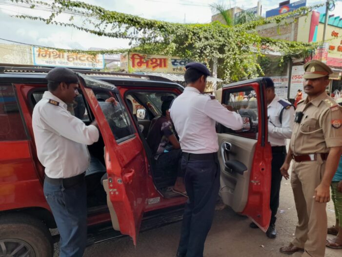 चेकिंग कर पुलिस ने वाहनों से उतरावायी काली फिल्म