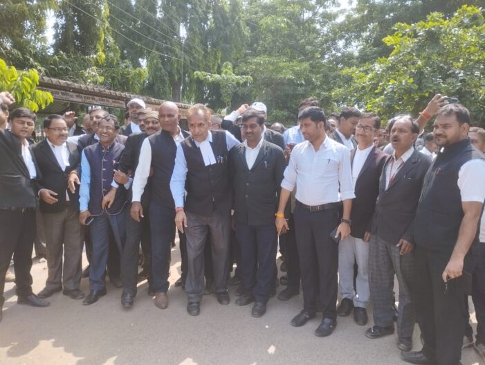 आक्रोशित अधिवक्ताओं ने चक्रमण कर किया प्रदर्शन आक्रोशित अधिवक्ताओं ने चक्रमण कर किया प्रदर्शन