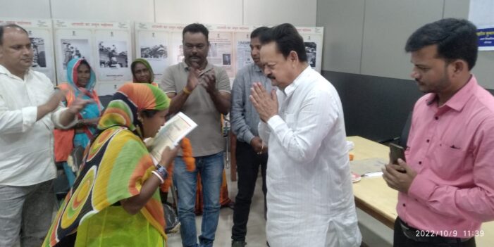 आदिकवि महर्षि बाल्मीकि जयन्ती के अवसर नपा अध्यक्ष ने सफाई कर्मियों को किया सम्मानित