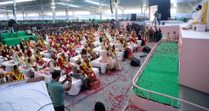54 युगल परिणय सूत्र के पवित्र बंधन में बंधे 54 युगल परिणय सूत्र के पवित्र बंधन में बंधे