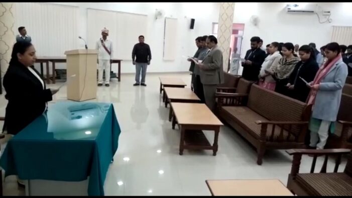 जिला जज ने संविधान की प्रस्तावना का वाचन कराया जिला जज ने संविधान की प्रस्तावना का वाचन कराया