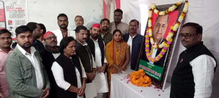 मुलायम सिंह यादव की सपा ने जयंती मनाई मुलायम सिंह यादव की सपा ने जयंती मनाई