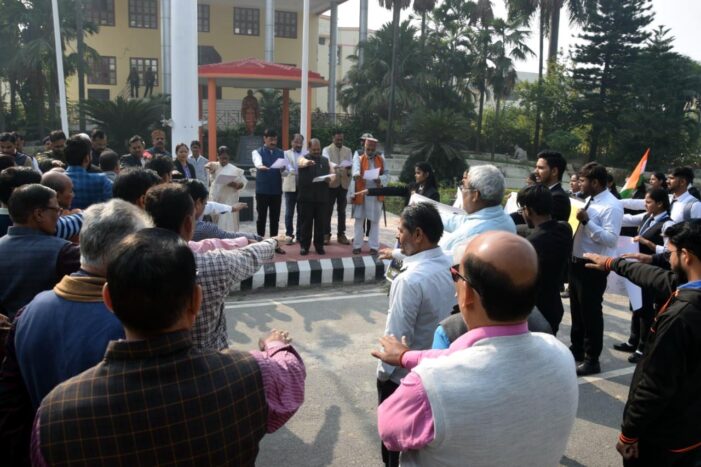 कुलपति ने संविधान की उद्देशिका की शपथ दिलाया कुलपति ने संविधान की उद्देशिका की शपथ दिलाया