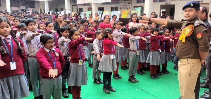छात्रों को सड़क सुरक्षा के पालन की दिलाई शपथ छात्रों को सड़क सुरक्षा के पालन की दिलाई शपथ
