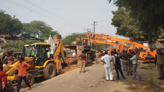 बालू भरा ट्रक पलटा, मासूम की मौत