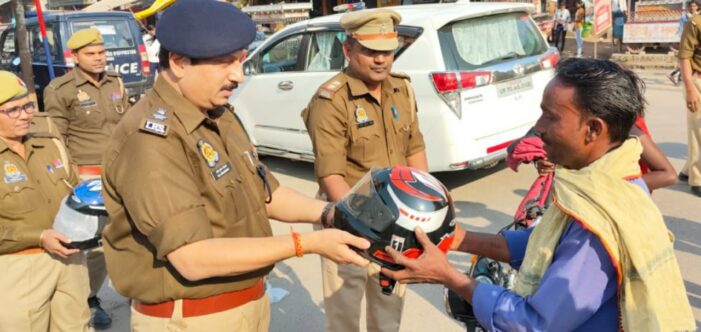 यातायात माह के तहत पुलिस अधीक्षक द्वारा बांटे गए हेलमेट यातायात माह के तहत पुलिस अधीक्षक द्वारा बांटे गए हेलमेट