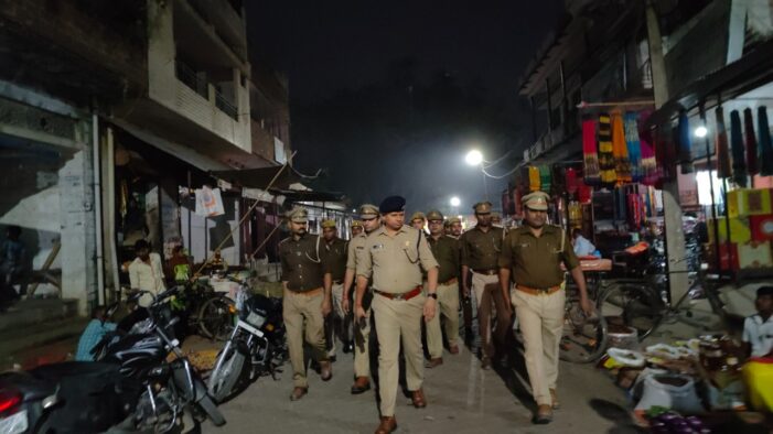 एसपी ने किया करारी कस्बे मे पुलिस फोर्स के साथ पैदल मार्च एसपी ने किया करारी कस्बे मे पुलिस फोर्स के साथ पैदल मार्च