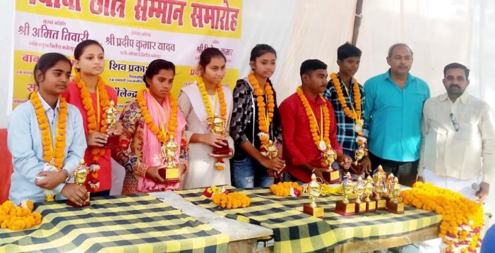 सफाई कर्मियों के मेधावी बच्चों को किया सम्मानित सफाई कर्मियों के मेधावी बच्चों को किया सम्मानित