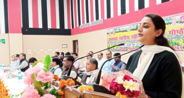 डीएम ने रबी उत्पादकता गोष्ठी व तिलहन मेले का किया उद्घाटन डीएम ने रबी उत्पादकता गोष्ठी व तिलहन मेले का किया उद्घाटन
