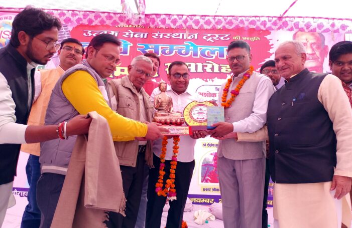 कवियों ने रचनाओं के जरिये संविधान पर डाला प्रकाश कवियों ने रचनाओं के जरिये संविधान पर डाला प्रकाश