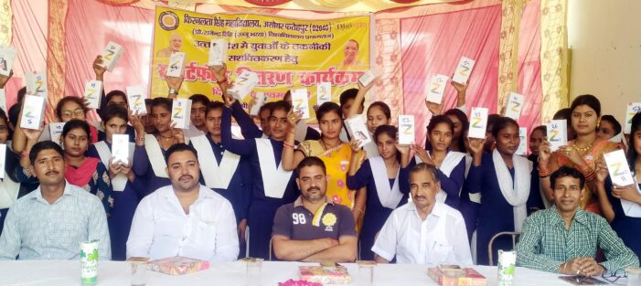 महाविद्यालय में स्मार्ट फोन पाकर खिल उठे छात्रों के चेहरे महाविद्यालय में स्मार्ट फोन पाकर खिल उठे छात्रों के चेहरे